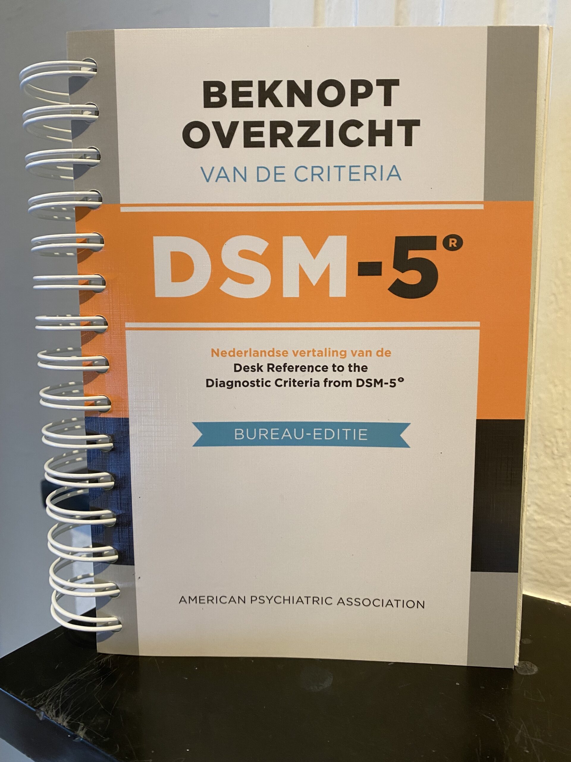 Boekomslag van het Diagnostisch en Statistisch Handboek voor Psychische Stoornissen (DSM)