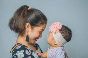 Moeder en baby maken oogcontact en lachen